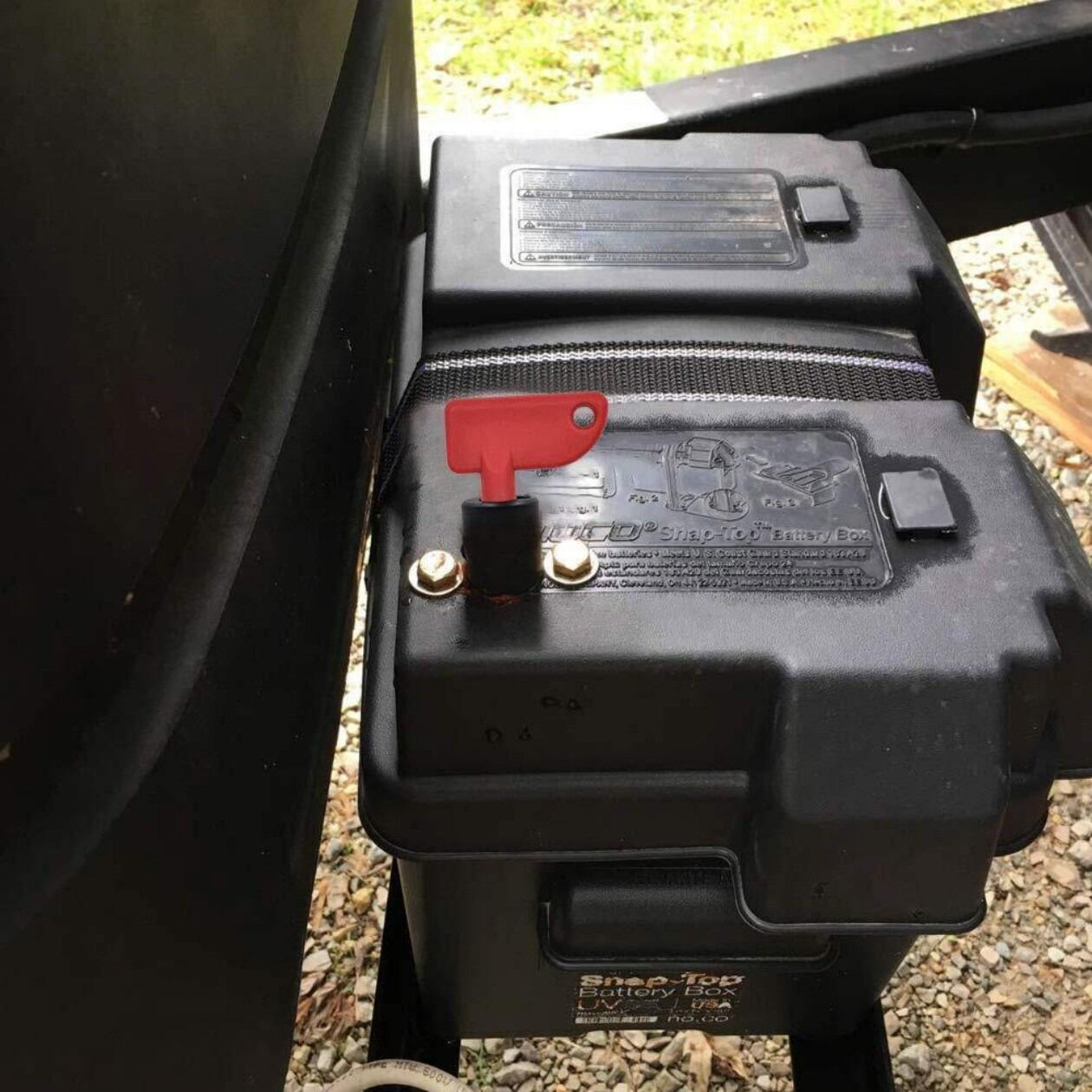 Battery Isolator Switch 100A - 12V/24V Heavy Duty with 2 Keys & Waterproof Cover