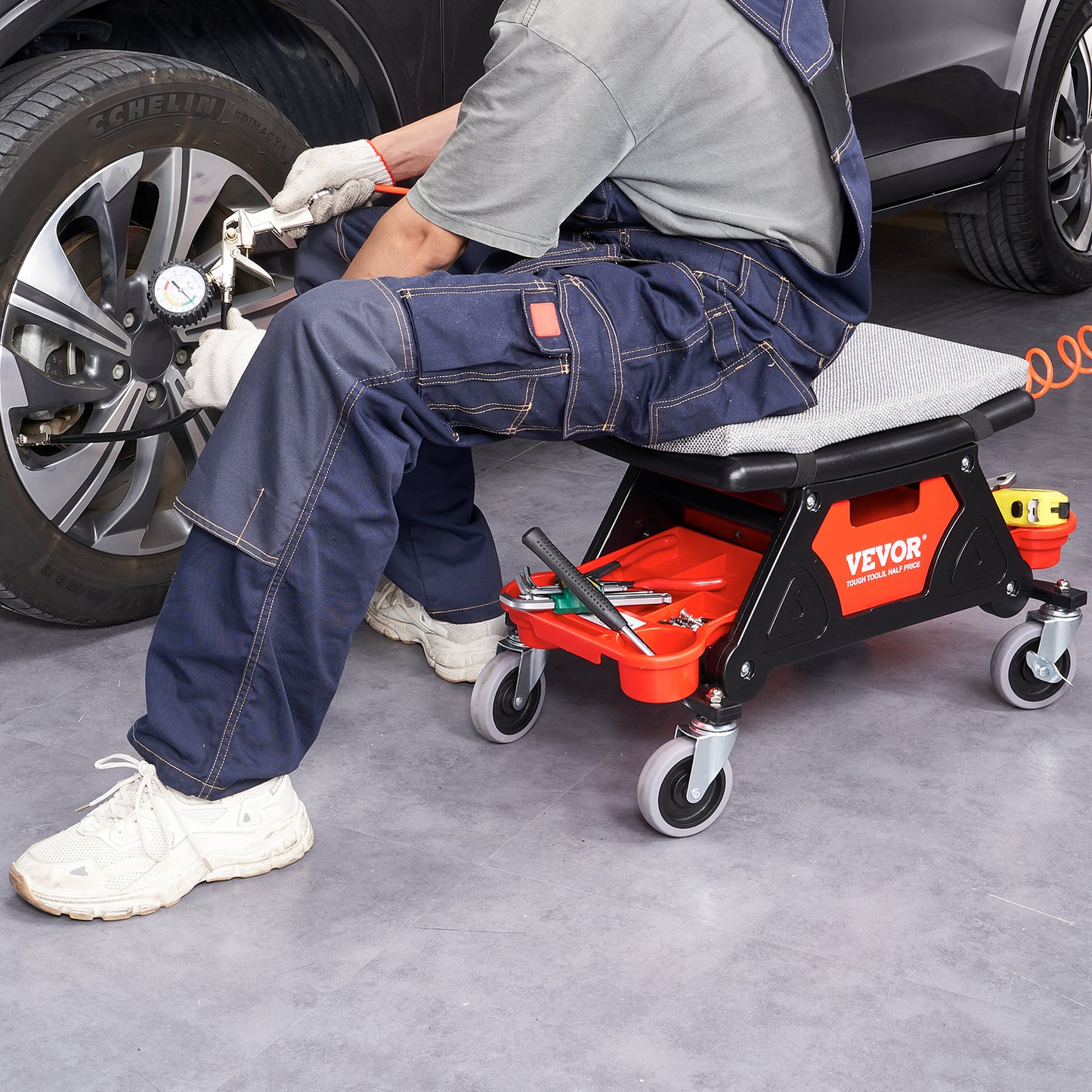 VEVOR Mechanics Stool, 136.1kg Capacity Rolling Mechanic Seat with 10.2cm Wheels, Three Slide-Out Tool Trays and Drawer, Heavy Duty Roller Creeper Seat for Home Garage DIY Automotive