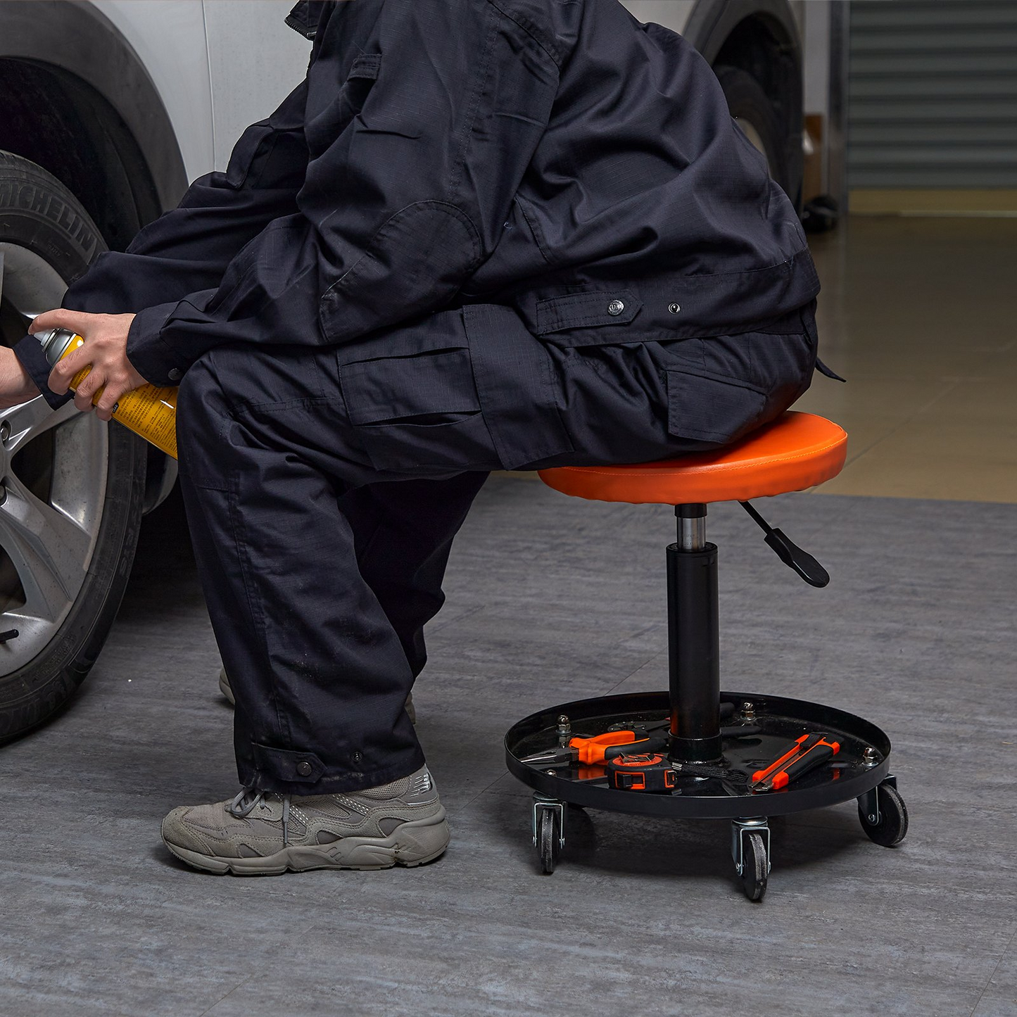 VEVOR Mechanic Stool, 113 kg Rolling Pneumatic Creeper Garage/Shop Seat, Adjustable Height 56 cm-71 cm Padded Rolling Workshop Stool with Tool Tray, for Garage, Shop, Auto Repair, Black+Orange